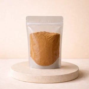 Canela en polvo de Ceilán en bolsa de 200 g sobre fondo neutro