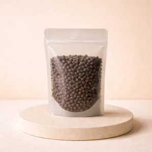 Pimienta negra en grano en bolsa de 200 g sobre fondo neutro